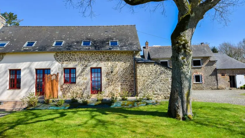 Quaint Holiday Home in Bonnemain near Lake - Image 1