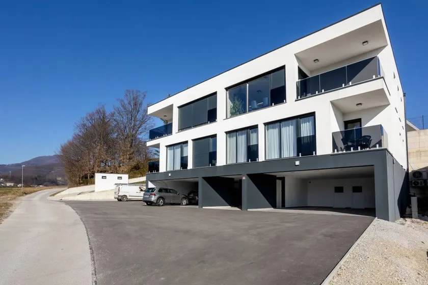 Fully equipped apartment with terrace - Image 1