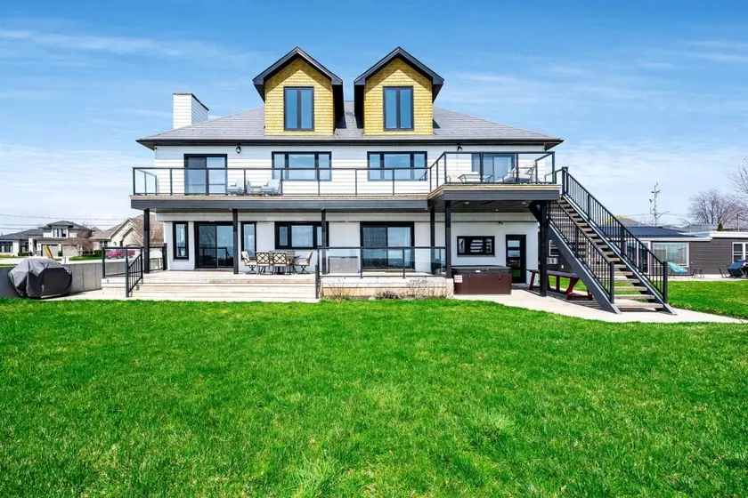 Charming Lakefront Vacation Rental on Lake Erie for a Memorable Family Escape in Leamington, Ontario - Image 1