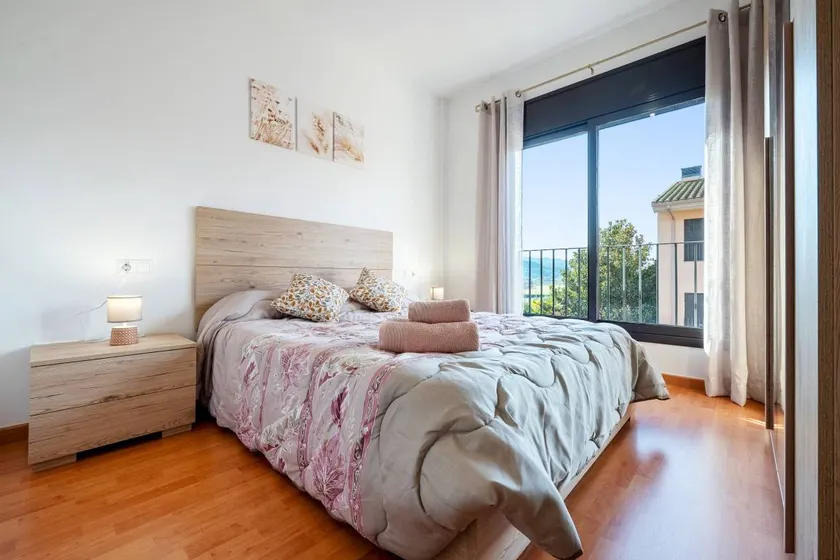 Holiday apartment with terrace | City view - Image 1