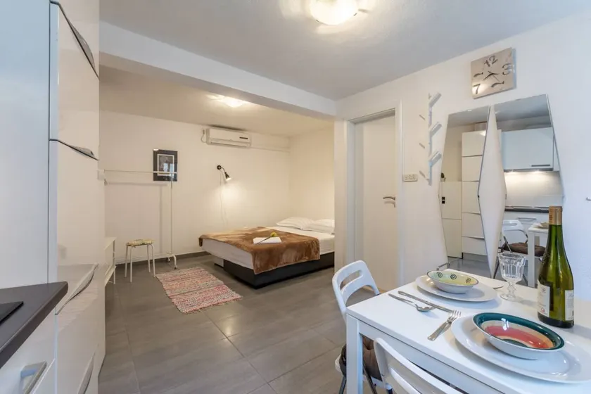 Apartment with garden - Image 1