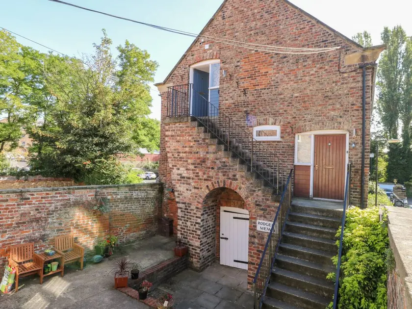 Cottage with garden - Image 1