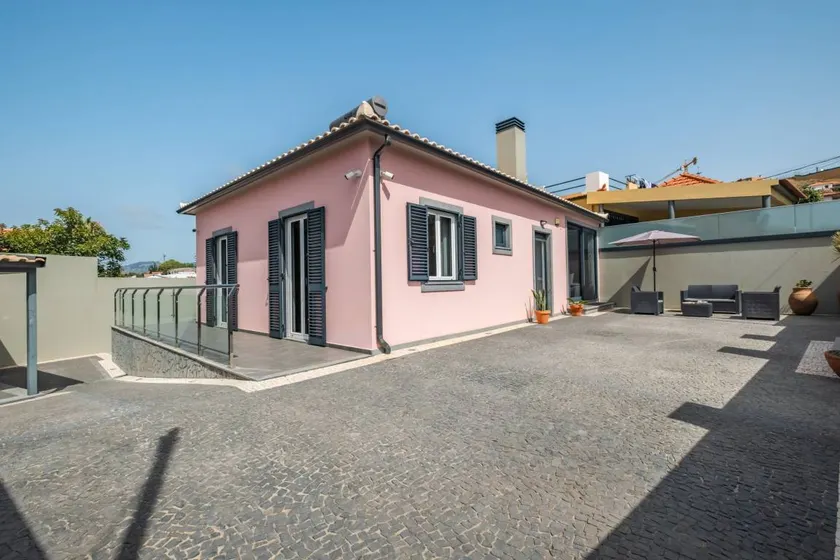 Villa avec terrasse, jardin et jacuzzi - Image 1