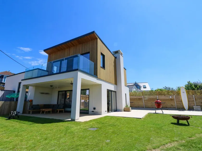 Family-oriented beautiful cottage with hot tub, barbecue & garden | Beach view | Dogs allowed - Image 1