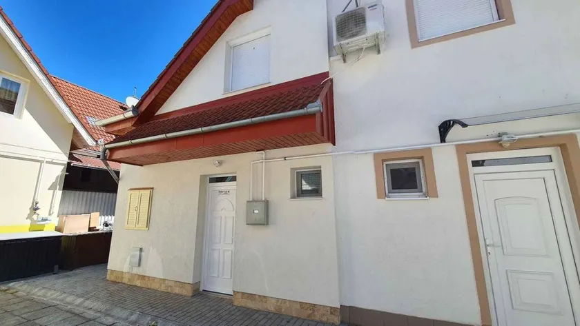 Flat with terrace - Image 1