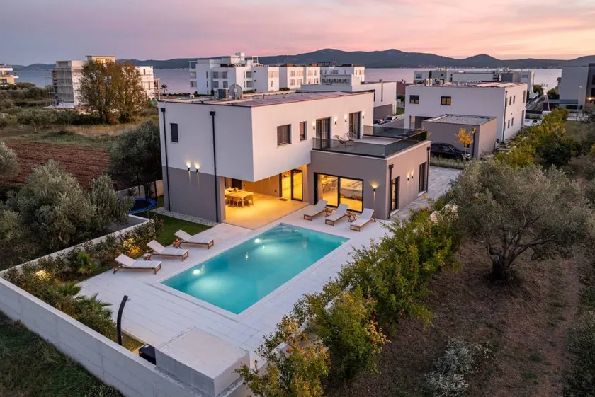 Villa with terrace, BBQ & pool - Image 1
