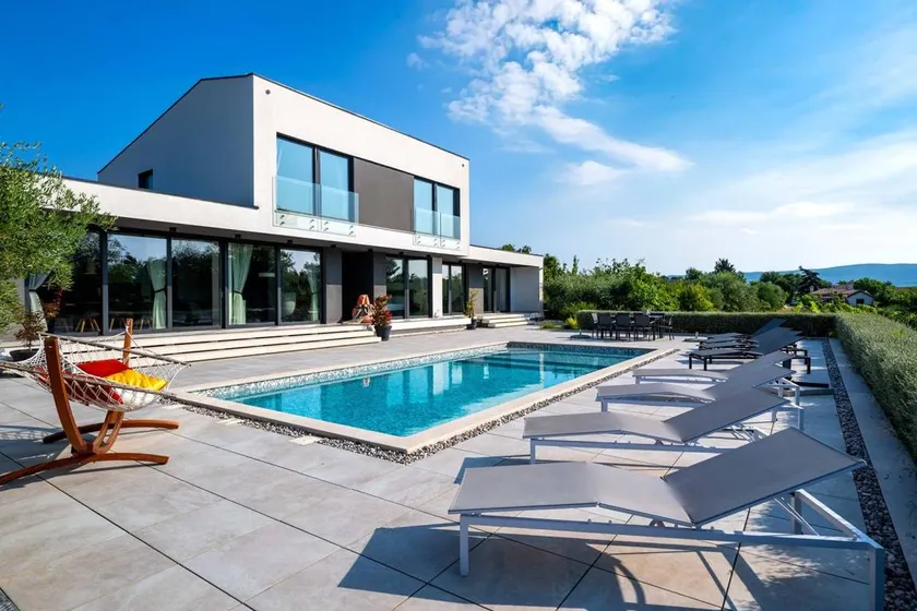 Villa mit Terrasse, Garten und schnellem Internet - Image 1