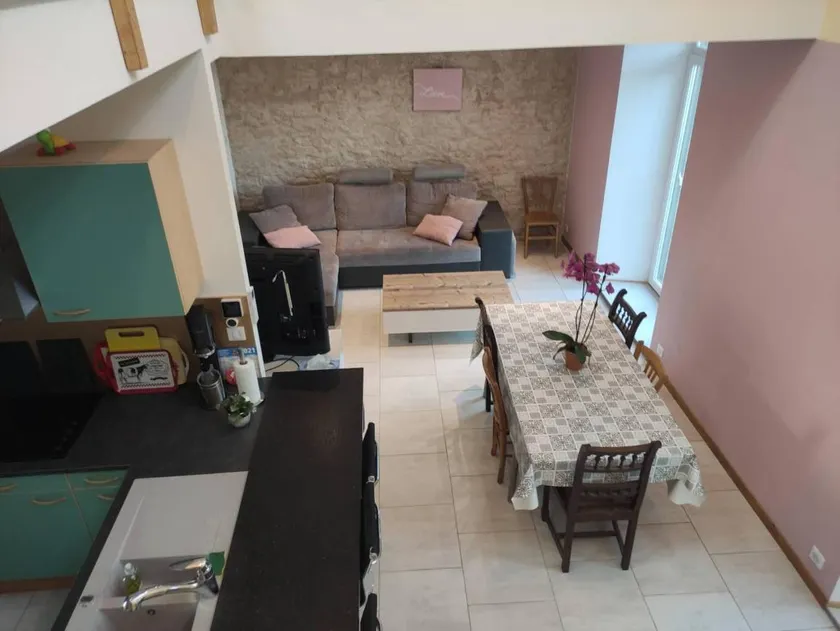 Apartment with terrace - Image 1