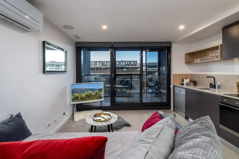 Fully equipped holiday apartment with sauna, terrace & pool - Image 1
