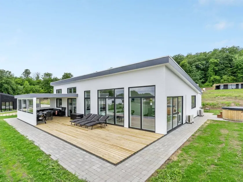 Child-friendly charming holiday home with garden, sauna & hot tub | Sea view | Next to the beach - Image 1