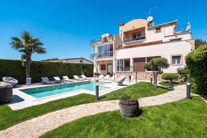 Flat with BBQ, hot tub & pool - Image 1