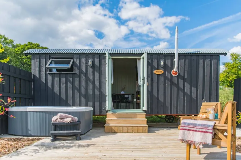 Cottage with terrace & hot tub - Image 1