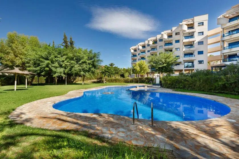 Agréable appartement convivial et familial avec barbecue, piscine et internet haut débit | Vue montagne | Proche de la plage - Image 1