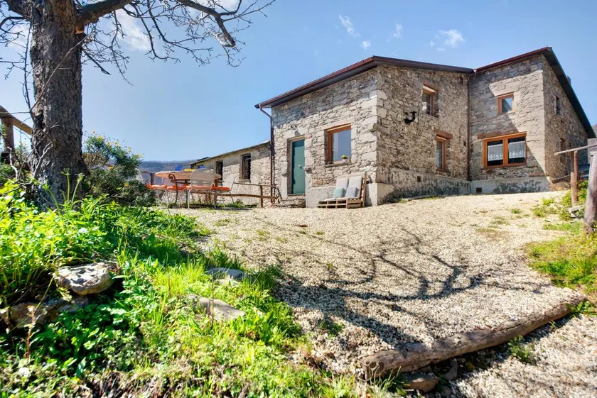 Children-friendly beautiful house with pool, garden & BBQ | Mountain view | Dogs allowed - Image 1