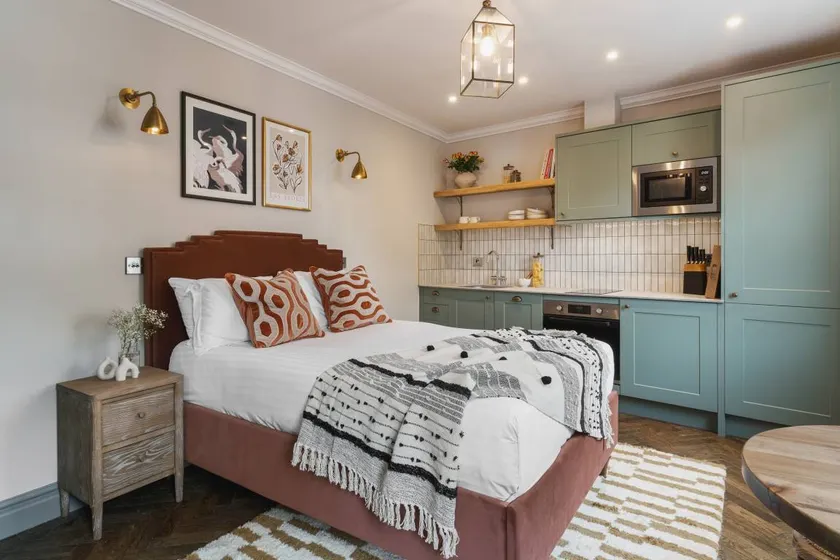 Flat | Near Christmas Steps - Image 1