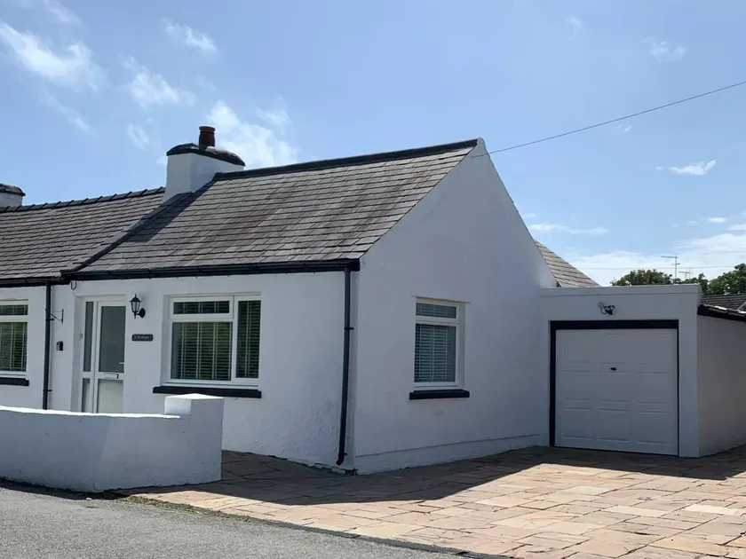 Beautiful cottage with garden | Beach view - Image 1