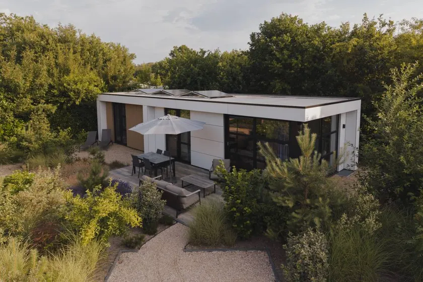 Luxury 4-person wellness villa near Landgoed Vogelenzang with private sauna. Bright, comfortable, and sustainably furnished, surrounded by greenery and close to the dunes and coast. - Image 1