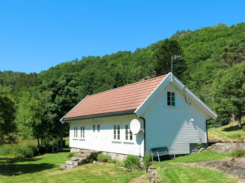 Holiday home with terrace & garden | Dogs allowed - Image 1