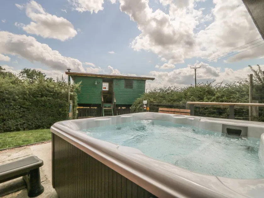 Family-friendly cottage with garden & jacuzzi - Image 1