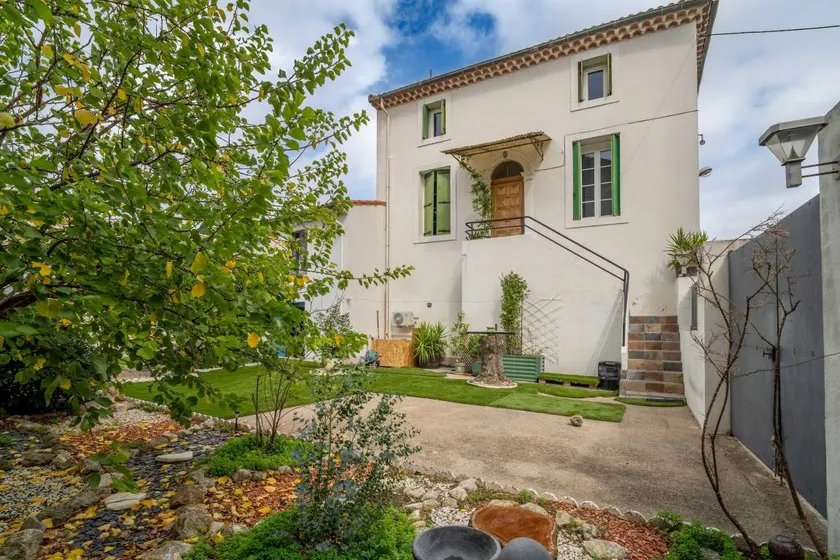 Apartamento con jardín, barbacoa y sauna | Vistas a la ciudad - Image 1