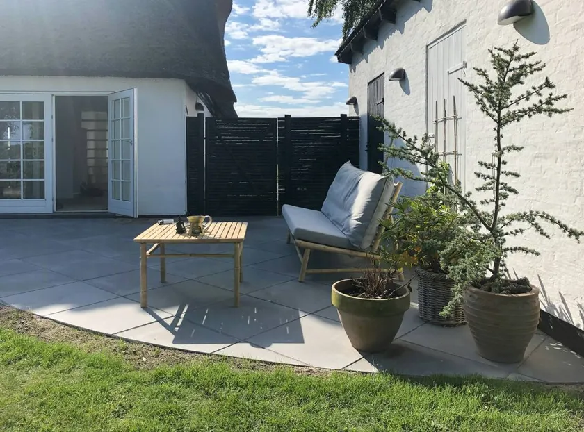 Holiday home with barbeque, jacuzzi & garden - Image 1
