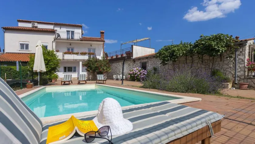 Fully equipped house with terrace, pool & barbeque | Dogs allowed - Image 1