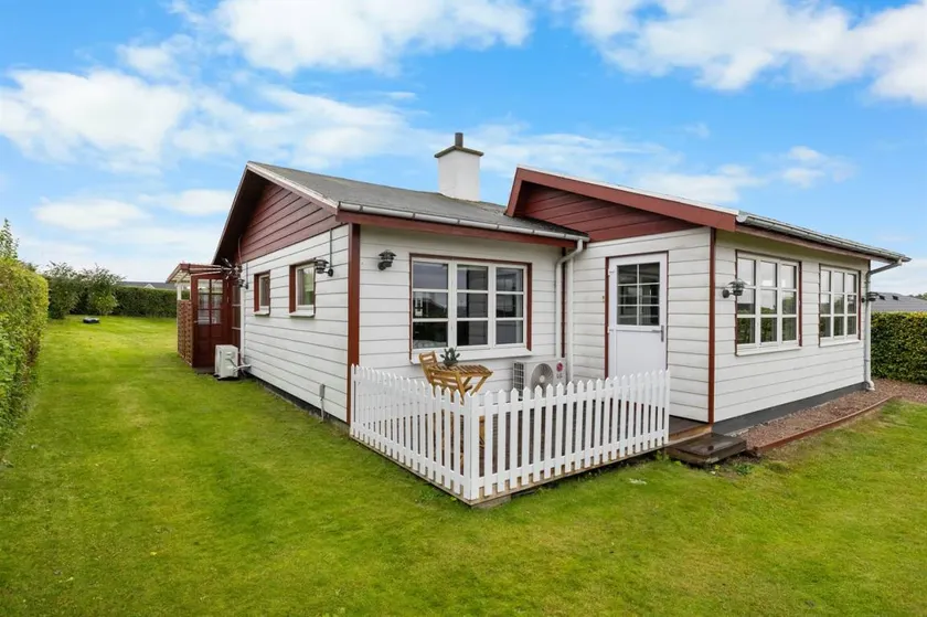 Fully equipped house with garden, terrace & barbeque | Sea view | Dogs allowed - Image 1
