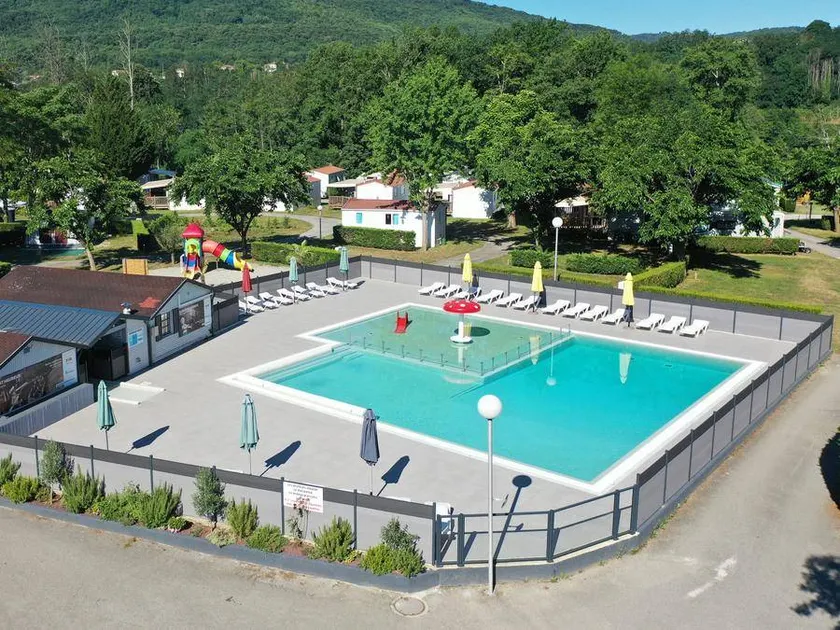 Mobile home with terrace & pool - Image 1