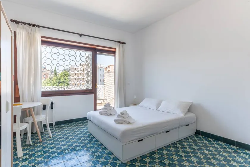 Habitación en casa de familia con terraza | Vista panorámica - Image 1