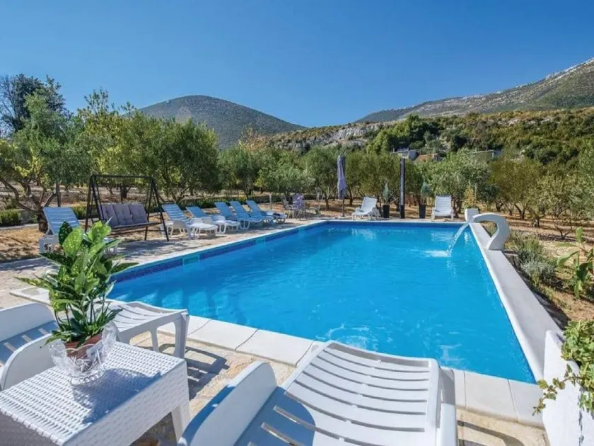 Villa con piscina privada, barbacoa y jardín - Image 1
