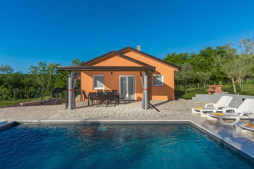 Family-friendly villa with pool & BBQ - Image 1