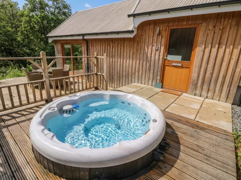 Cottage with garden & jacuzzi - Image 1