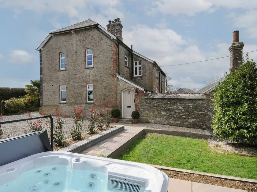 Cottage with hot tub & garden | Beach view - Image 1
