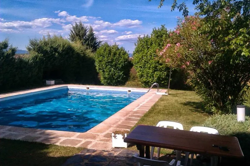Private room with garden & pool - Image 1