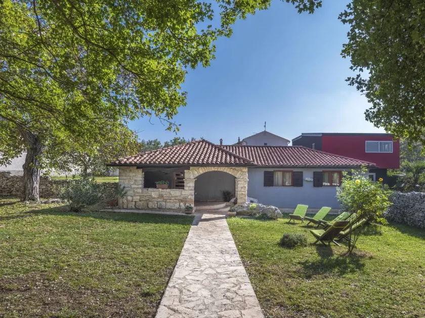 Fully equipped pleasant house with barbeque, terrace & garden | Dogs allowed - Image 1