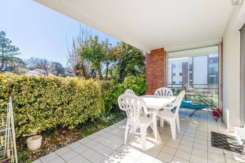 Appartement de vacances avec piscine, jardin et terrasse | Vue jardin - Image 1