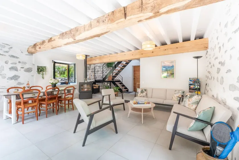 Gîte l'Authentik – Mountain View, Private Terrace, Air Conditioning - Image 1