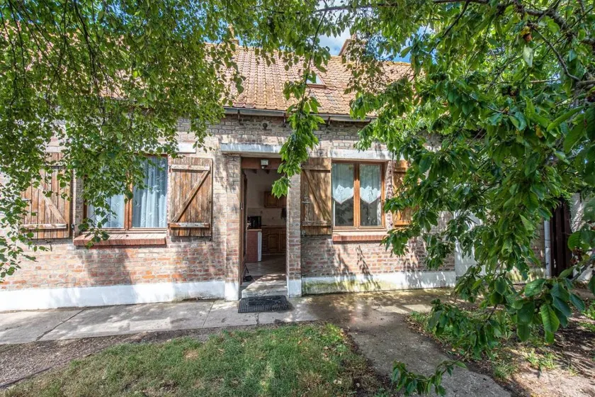 House with barbecue & garden - Image 1