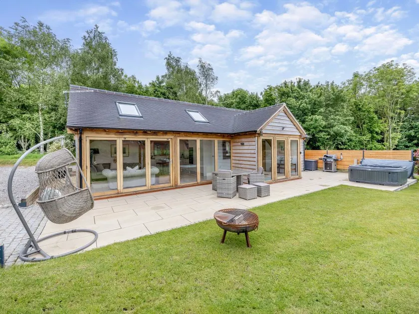 Cottage with barbecue, jacuzzi & garden - Image 1