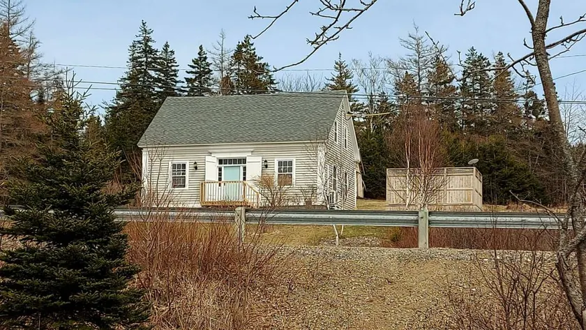 E﻿xperience Nature's Beauty: District of Guysborough Lakefront Cottage Escape - Image 1