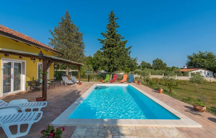 Casa vacacional con jardín, piscina privada y terraza - Image 1