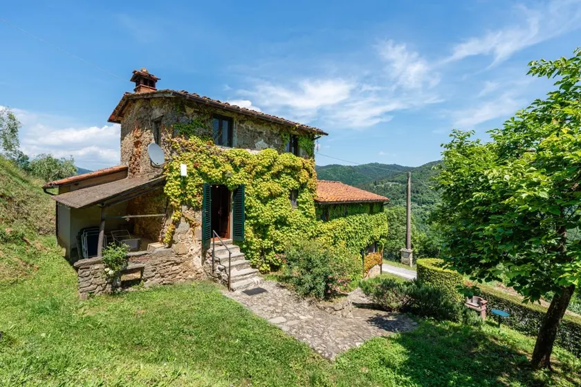 Lovely holiday apartment with pool, barbecue & garden | Garden view | Dogs allowed - Image 1