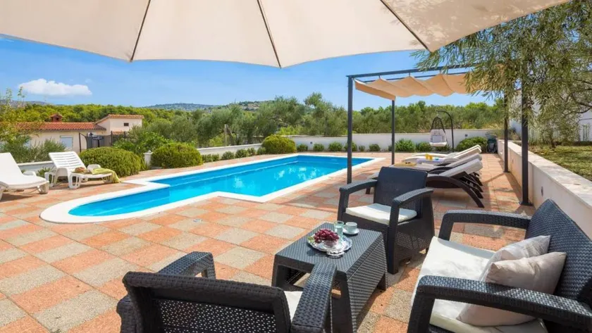 Holiday home with private pool, barbeque & garden | Sea view - Image 1