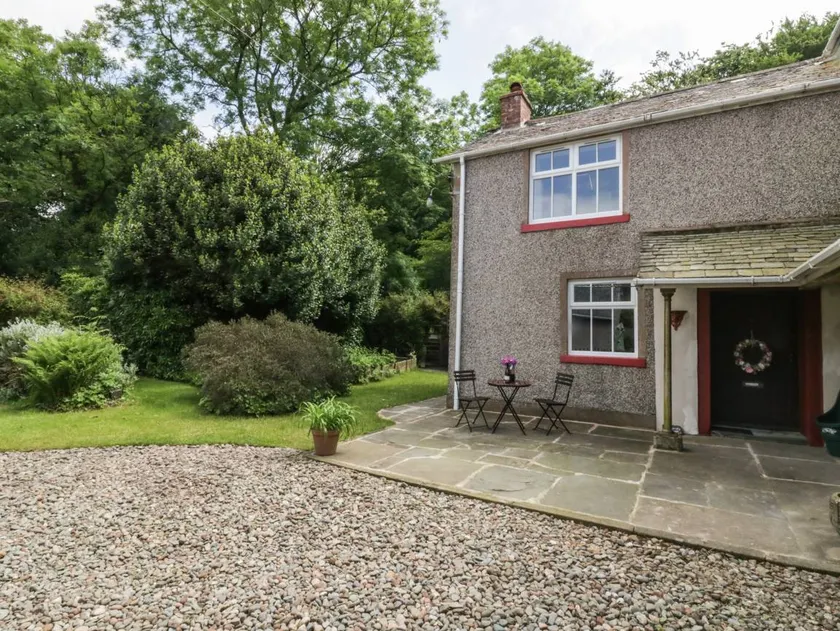 Cottage with hot tub, barbeque & garden - Image 1