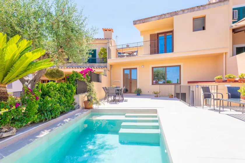 Villa with terrace, garden & private pool - Image 1