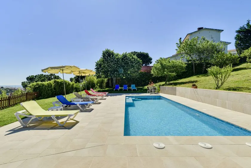 Villa with BBQ, garden & terrace - Image 1