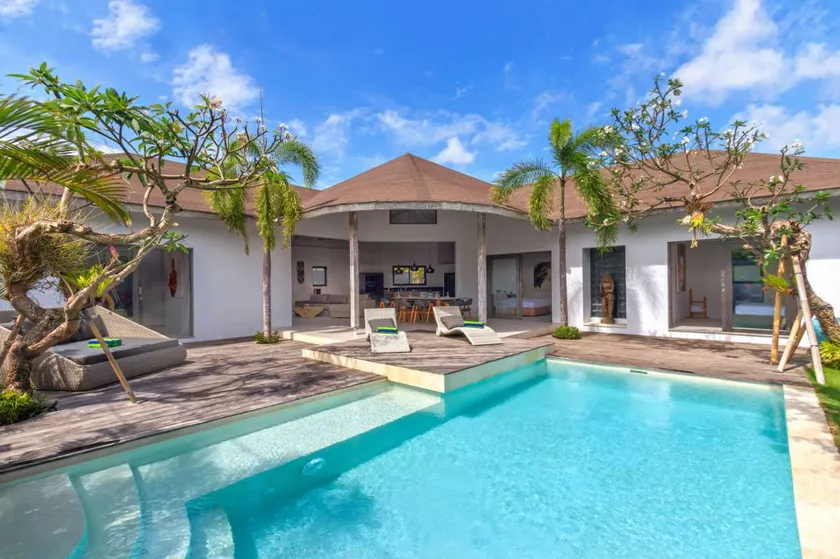 Family-friendly spacious villa with garden & private pool - Image 1