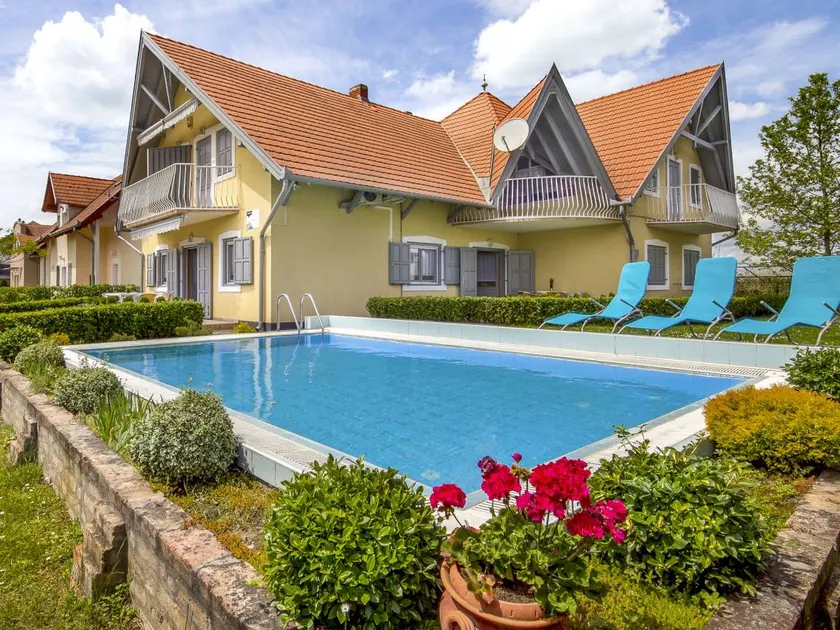 Pleasant flat with garden, pool & terrace - Image 1