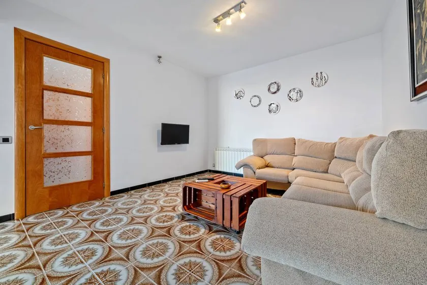 Appartement de vacances avec internet haut débit, terrasse et piscine | Vue ville - Image 1