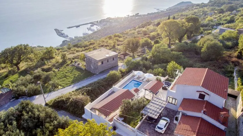 Ample holiday apartment with terrace, garden & private pool | Sea view - Image 1